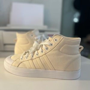 Adidas Women’s Bravada Mid Skate Shoe. Cream/white. Size 7